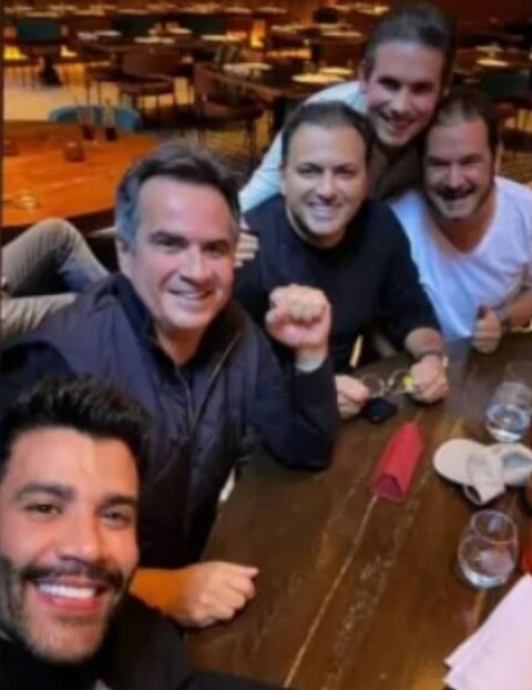 No dia 12/05, o deputado Hugo Motta (Republicanos-PB), que preside a Câmara dos Deputados, encontrou-se com Gusttavo Lima em um restaurante de Nova York. Imagem do artista com o parlamentar foi publicada no Instagram do senador Ciro Nogueira (PP-PI), que também esteve no encontro, assim como Antônio Rueda, que comanda o partido União Brasil. 
