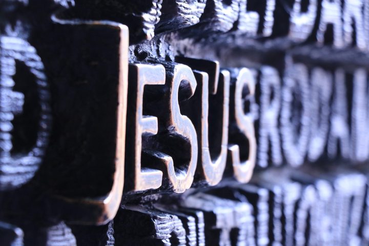 Além do cristianismo, ele é reconhecido como um grande profeta no islamismo e respeitado em outras tradições religiosas. 