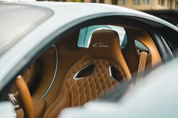 A Bugatti tambÃ©m Ã© reconhecida por seu compromisso com o luxo e a personalizaÃ§Ã£o. Cada carro Ã© feito quase artesanalmente, com materiais nobres como fibra de carbono, titÃ¢nio, couro de alta qualidade e detalhes sob medida para cada cliente.