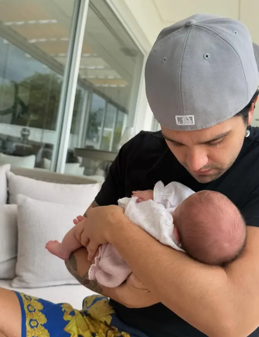 A nova rotina familiar revela um lado mais sensível e afetivo de Luan Santana, que tem emocionado os fãs com publicações espontâneas sobre esse novo papel na vida do ídolo. 