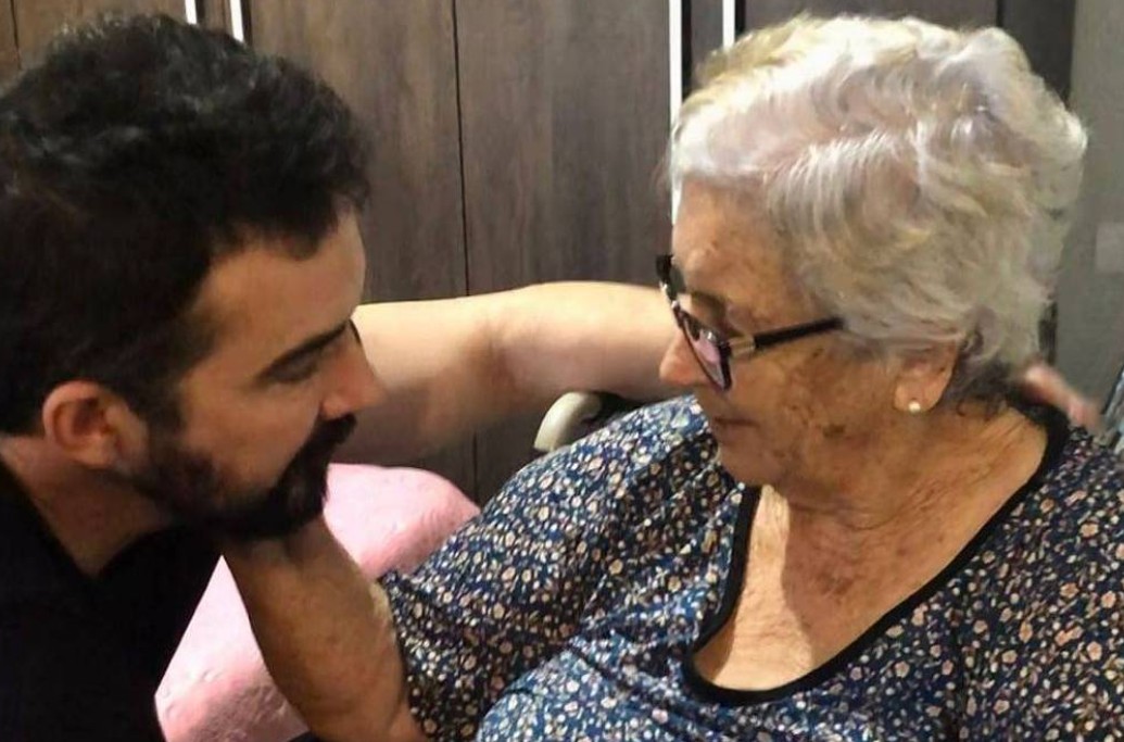 "Quando colocou ela no vídeo, que ela me viu, esqueceu a dor dela. Ela quis me acalmar. Eu vi que ela ficava ofegante fingindo que não estava. Eu falei 'mãe, a senhora vai dormir um pouquinho que a senhora está muito cansada', e acho que ela sabia que não voltaria. Ela disse assim, 'sim, eu estou muito cansada, Fabinho, mas daqui a pouco eu estou de volta'. E essa foi a última vez. Depois eu recebi um corpo lacrado", contou. 

-Reprodução/Instagram @pefabiodemelo