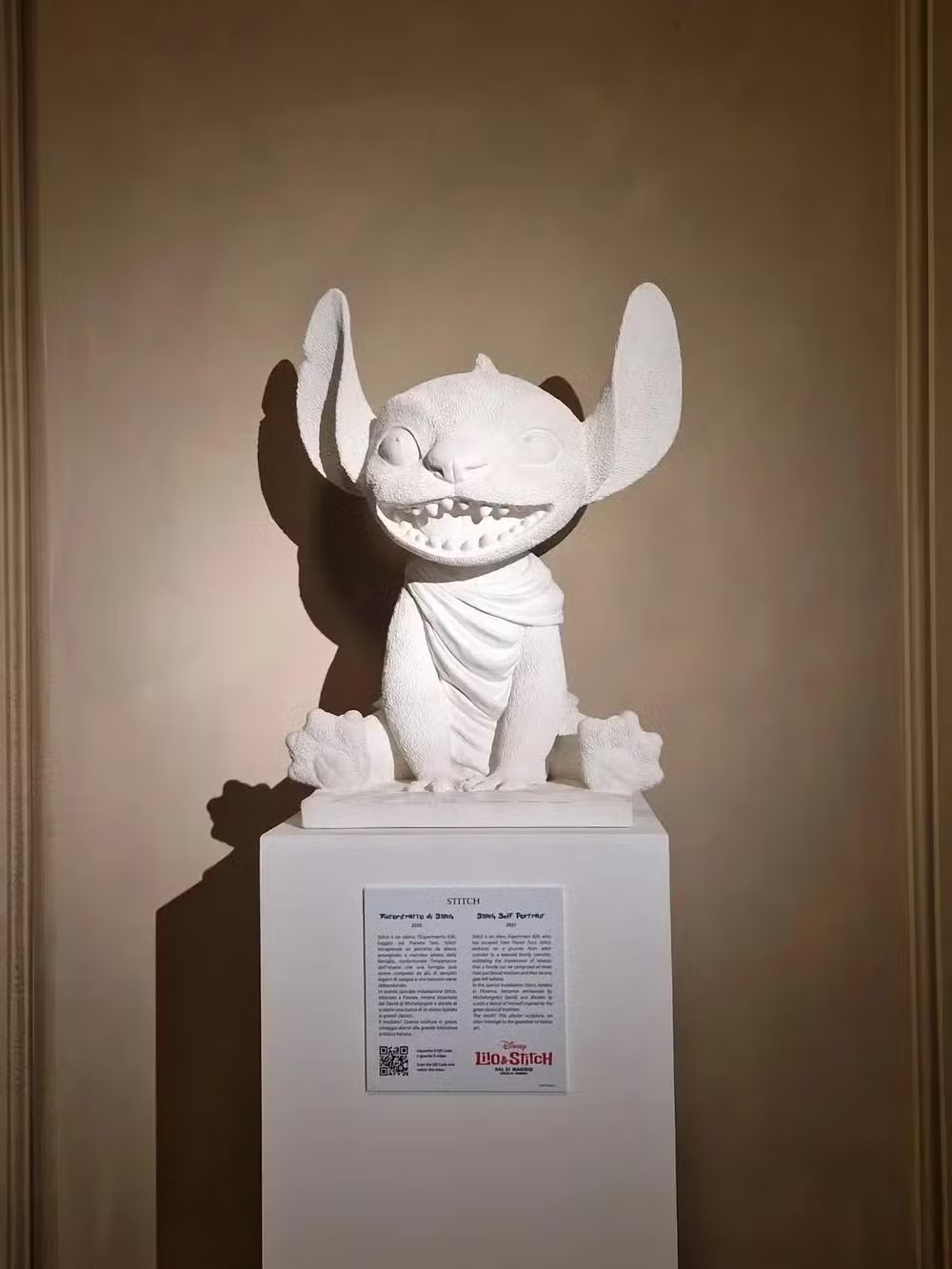 Mas agora outra escultura está atraindo a atenção dos visitantes: a de Stitch, criatura alienígena da famosa dupla Lilo e Stitch. O personagem ganhou uma toga e um pedestal. E fica até 20 de junho como atração extra na galeria dos grandes escultores.  