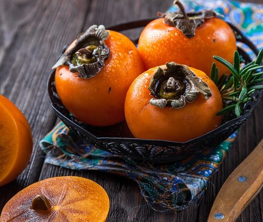 Fruta tropical e adocicada: os tipos e benefícios do consumo de caqui