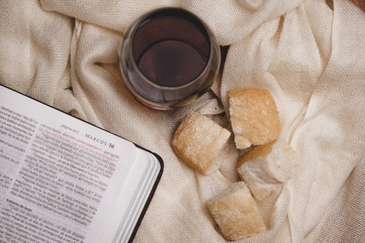 Em casos excepcionais, pode-se usar mosto de uva (suco nÃ£o fermentado) para missas com restriÃ§Ãµes alcoÃ³licas, mas isso requer autorizaÃ§Ã£o eclesiÃ¡stica.