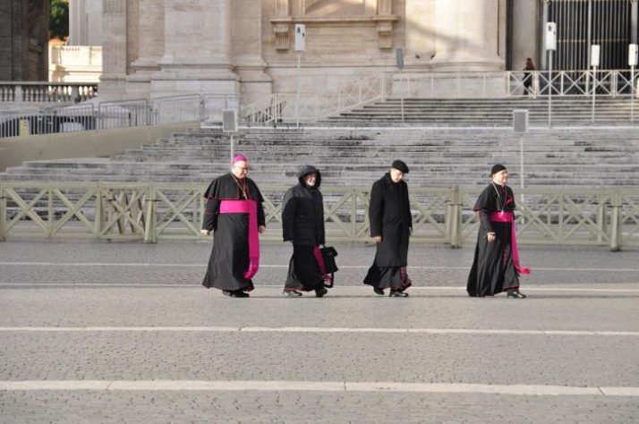 Cardeais/bispos/Vaticano