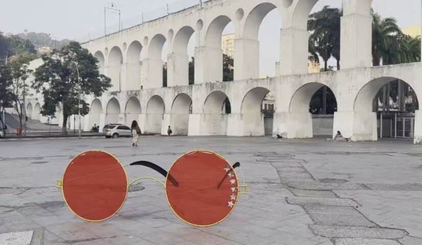 O anúncio foi feito de um modo criativo. Pontos turísticos da cidade do Rio de Janeiro, como o Museu do Amanhã e os Arcos da Lapa, amanheceram com réplicas dos óculos vermelhos que eram uma marca do visual de Rita Lee. 
-Reprodução/TV Globo