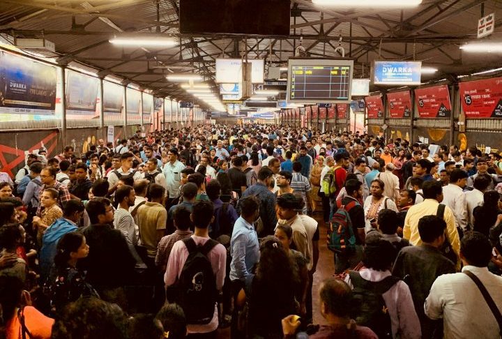 Mumbai é conhecida pelos estúdios de Bollywood, o icônico Marine Drive e um caótico sistema de trens suburbanos, que transporta diariamente mais passageiros do que a população de muitos países.