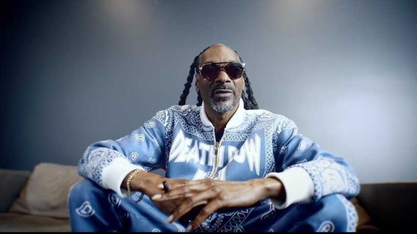 Snoop Dogg lançou o novo álbum, chamado "Iz It a Crime?"