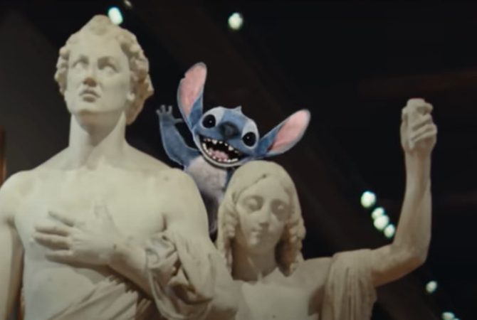 Pra quem não viu: Stitch visitou museu de Florença e virou estátua