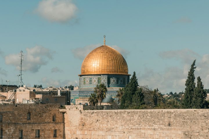 Já para os muçulmanos, Jerusalém é o terceiro local mais sagrado do Islã, depois de Meca e Medina.