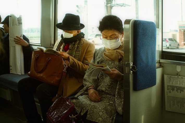 Japoneses de máscara