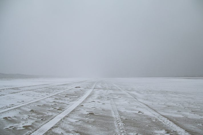 Neve/tempestade/estrada/deserto