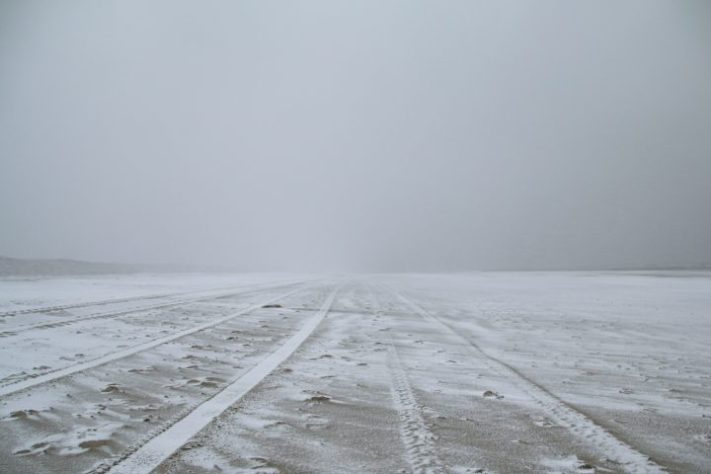 Neve/tempestade/estrada/deserto