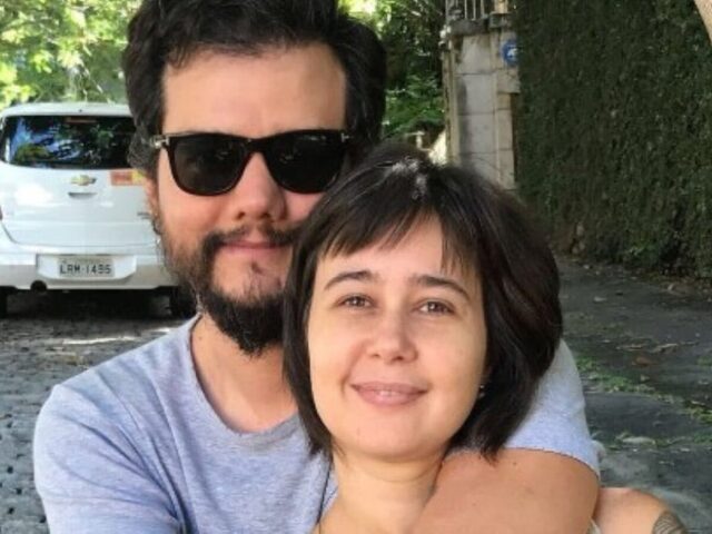 Por trás das câmeras, Moura vive um relacionamento discreto com a fotógrafa Sandra Delgado desde 2001. Eles têm três filhos.-Reprodução/Instagram