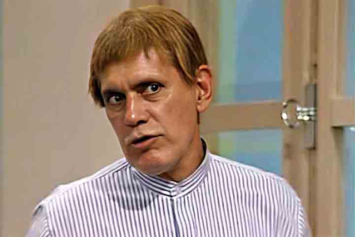 Ele ficou conhecido na televisão ao interpretar o personagem Juscelino Barbacena na “Escolinha do Professor Raimundo", atração comandada por Chico Anysio. 
