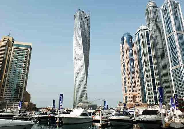 Prédio ‘torcido’ em Dubai arrasa no visual, mas ocupação está bem aquém da capacidade