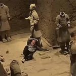 Turista destroí guerreiros do exército de Terracota, em Xian - Os 10 maiores monumentos da China - Reprodução do X @tongbingxue