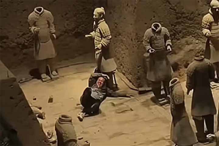 Turista destroí guerreiros do exército de Terracota, em Xian - Os 10 maiores monumentos da China - Reprodução do X @tongbingxue