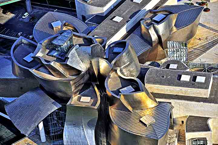 Desde 1997, o Guggenheim Bilbao se tornou um ícone cultural da Espanha, que ajudou a revitalizar a área urbana da cidade. 