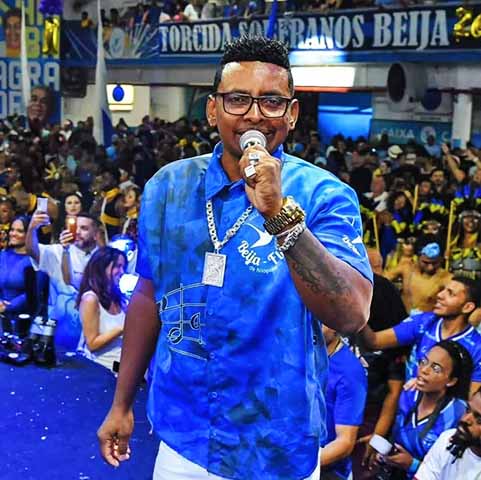 <p>A definição da nova voz ocorreu por meio de um reality show promovido pela própria escola com 12 competidores.</p>
