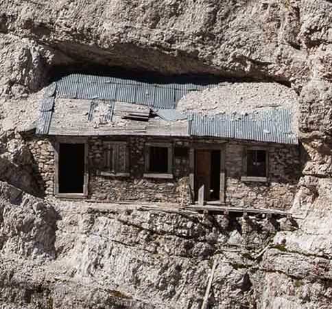 Casa encravada na montanha só é acessível para alpinistas