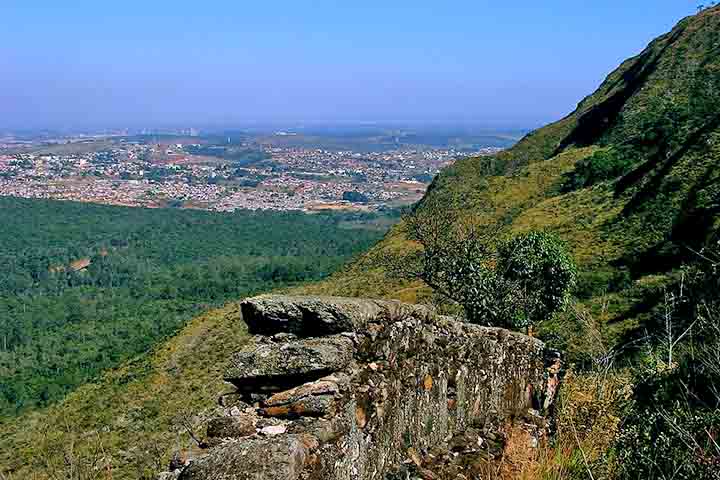 <p>Quem sobe até o Mirante da Serra encontra uma vista ampla da região, com belos vales e montanhas. O local é bastante procurado, principalmente ao entardecer, quando o pôr do sol colore o céu e transforma o cenário.</p>
