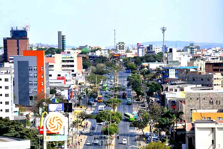 A localização estratégica, a poucos quilômetros da capital de Minas Gerais, favoreceu essa transformação, permitindo o desenvolvimento de uma infraestrutura capaz de atender às demandas de uma população crescente.
