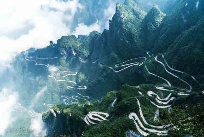Estrada ‘mais sinuosa do mundo’ impressiona e mete medo