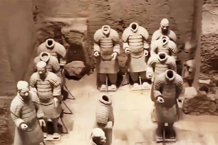 O â??ExÃ©rcito de Terracota de Xianâ? Ã© um monumental conjunto de estÃ¡tuas descoberto por acaso em 1974, quando agricultores chineses faziam a escavaÃ§Ã£o de um poÃ§o na localidade.
