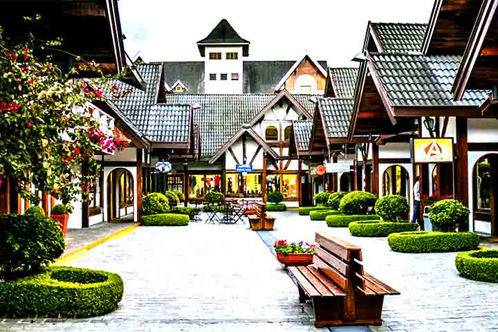 9º lugar: Campos do Jordão (SP) -  A "Suíça Brasileira" se consolidou como excelente destino turístico. Estância climática na Serra da Mantiqueira e município mais alto do Brasil (sede a 1.628 metros de altitude). Famosa pelo clima gelado, arquitetura europeia e turismo de inverno, recebe milhares de visitantes, especialmente no meio do ano, atraídos por atrações como o Festival de Inverno de Música Clássica, o Palácio Boa Vista, o Parque Amantikir, o Horto Florestal, e o charmoso bair
