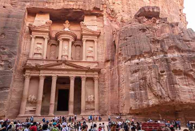 Petra: Patrimônio da Humanidade esculpido em rochas cor-de-rosa