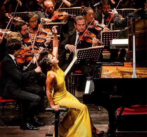 Estilo sensual e milhares de fãs: a concertista chinesa que é uma ‘estrela pop do piano’
