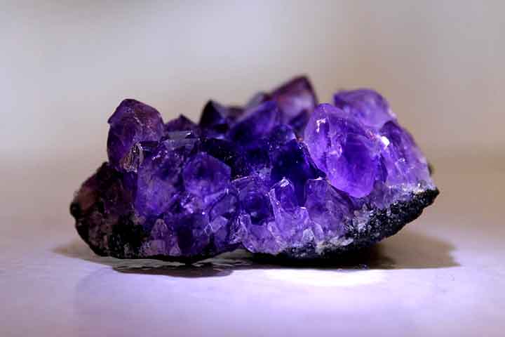 Lojas vendem desde brincos e anÃ©is atÃ© esculturas gigantes esculpidas em blocos inteiros de ametista. Algumas pousadas e hotÃ©is possuem suÃ­tes com paredes revestidas pelas pedras.