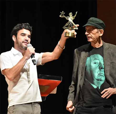 Caio Blat é, acima de tudo, um artista inquieto. Ator, diretor, roteirista, ele não se acomoda com o que já conquistou. Gosta de provocar, experimentar, aprofundar. Seus projetos recentes, como a novela "Beleza Fatal", da Max, mostram sua versatilidade ao assumir papéis dentro e fora das câmeras.