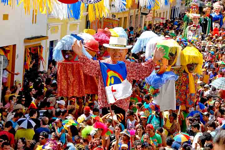 Seu talento singular transformou Olinda em uma joia artística internacional, que hoje ainda encanta por seus atrativos históricos e culturais. Mas falemos mais sobre a cidade pernambucana, conhecida por seu incrível roteiro turístico!