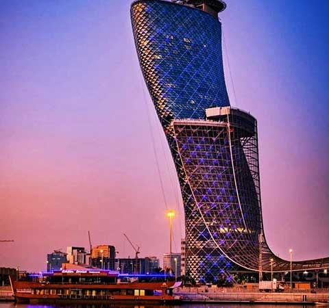 Entre mesquitas e museus, Abu Dhabi revela sua própria Torre de Pisa moderna