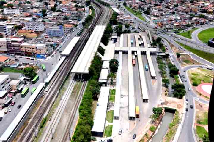 Além da indústria, o comércio varejista e atacadista exerce papel fundamental no abastecimento local e no atendimento a municípios vizinhos.