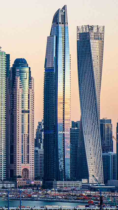 Desenvolvida pela Damac Properties, a torre reúne arte contemporânea, automação residencial e áreas comuns de alto padrão. É um dos novos símbolos da vida de luxo em Dubai.