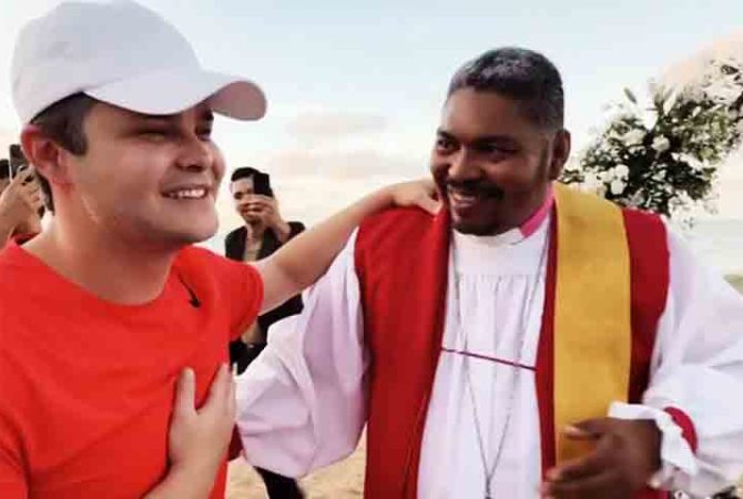 Matheus e Kauan: cantor da dupla sertaneja faz show surpresa durante casamento na praia
