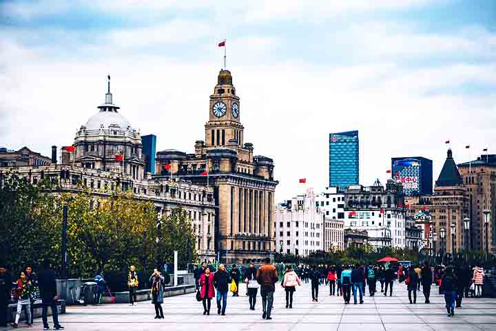 O turismo é uma das faces mais visíveis dessa fusão de culturas. Milhões de visitantes, tanto chineses quanto estrangeiros, são atraídos anualmente por pontos turísticos icônicos.