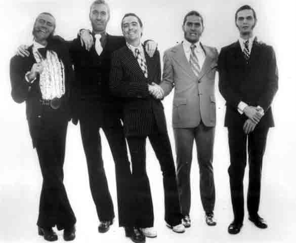 Antes de adotar o nome artístico Alice Cooper, ele integrou a banda com o mesmo nome. A formação original tinha Vincent Fournier como vocalista, Glen Buxton e Michael Buce nas guitarras, Dennis Dunaway no baixo e Neal Smith na bateria. 
-Warner Bros. Records/Wikimédia Commons