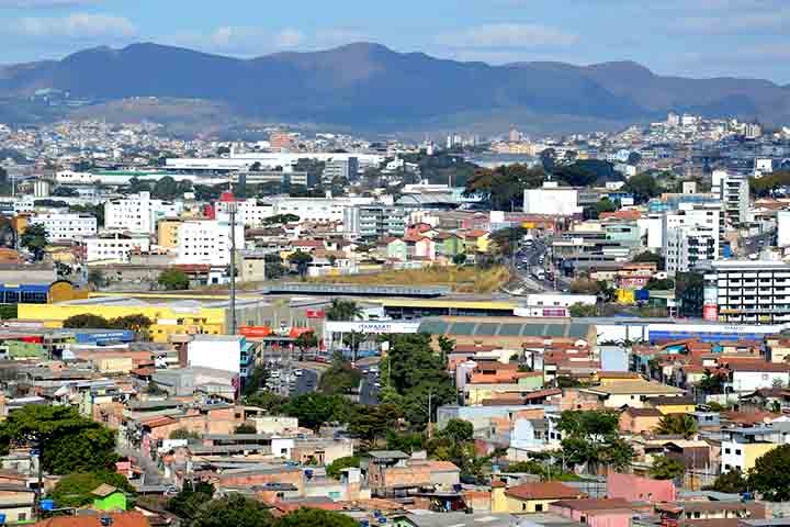 No campo da organização urbana, Contagem tem uma distribuição de escolas, unidades de saúde, centros comerciais e áreas de lazer permite que moradores de diferentes bairros encontrem recursos básicos em um raio próximo de suas residências.