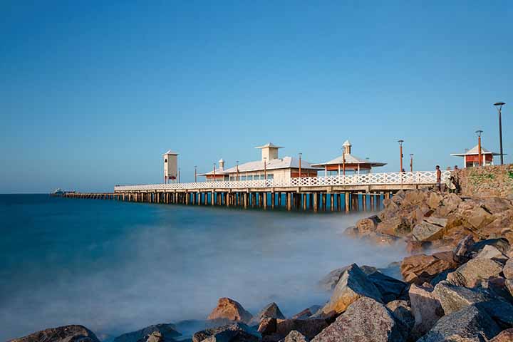 Ali, os casais costumam se reunir para ver o sol desaparecer no horizonte, enquanto as ondas batem na estrutura, criando um ambiente  diferenciado.