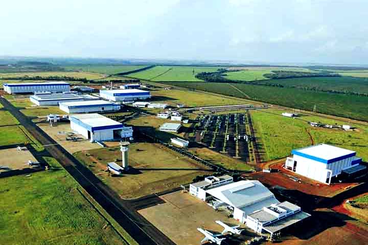 A cidade ganhou destaque após a instalação de uma unidade da Embraer em 2001, que recebeu R$ 340 milhões em investimentos e gerou cerca de 3 mil empregos.