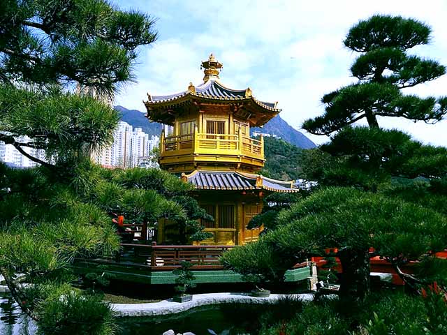 Hong Kong é um dos centros turísticos, industriais, financeiros e comerciais mais importantes do mundo. Por lá, há a beleza do Nan Lian. Um oásis verde, com a réplica de um clássico jardim chinês, que traz cascatas, lagos ornamentais e pavilhões à beira d'água. 