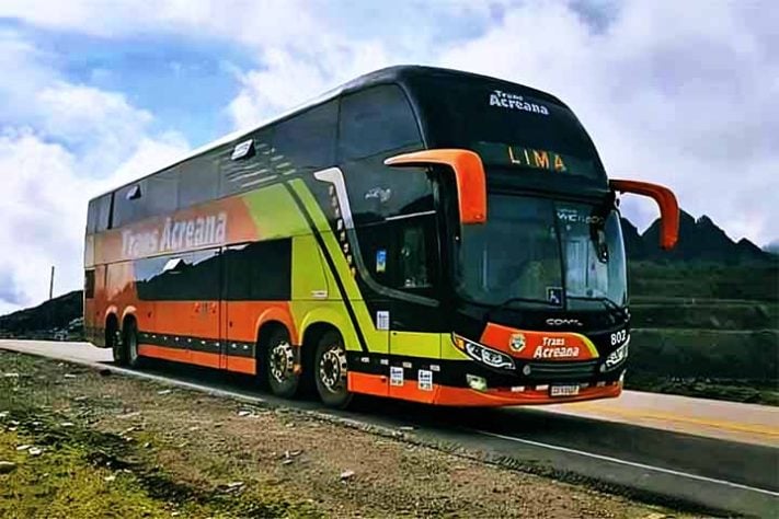 O veículo utilizado é um ônibus de dois andares, equipado com assentos semileito - Viagem de ônibus mais longa do mundo - Divulgação