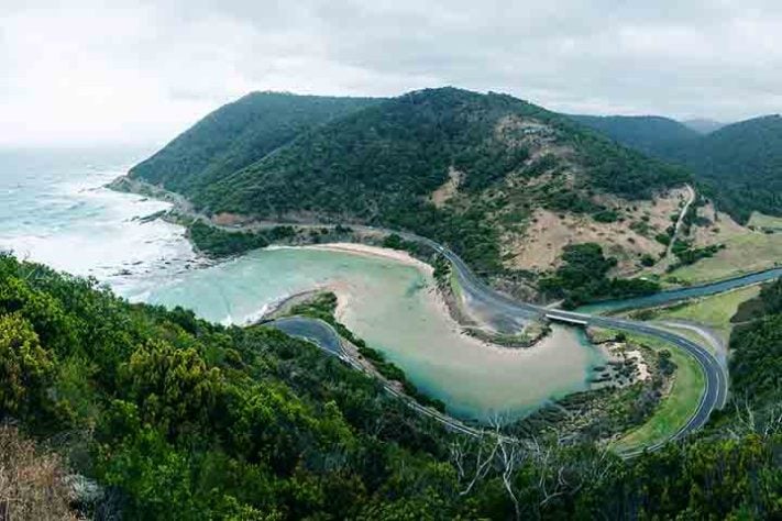 Em Victoria, a Princes Highway passa pela Great Ocean Road - Maior estrada nacional do mundo - Diliff/Wikimédia Commons