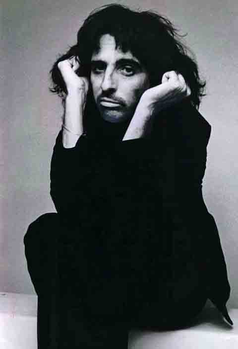 O artista Alice Cooper nasceu em Detroit, Michigan, nos Estados Unidos, em 04/02/1948. Seu nome de batismo é Vincent Damon Fournier. 
-Warner Bros. Records/Wikimédia Commons