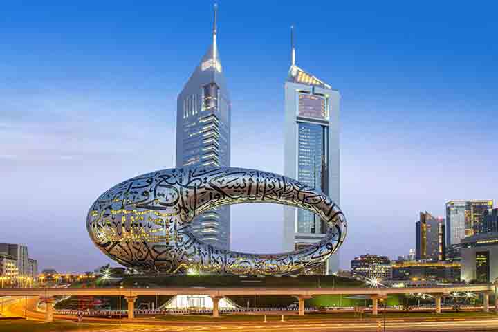 Com 354 metros, a Emirates Tower One é parte do complexo Emirates Towers, símbolo do setor corporativo de Dubai. Concluída em 2000, foi um marco para a era pré-Burj Khalifa, surgindo na nona colocação.