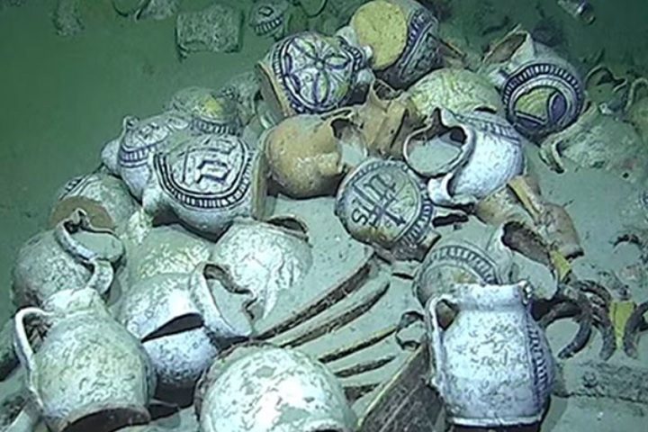 Também foram encontrados 200 jarros com o monograma "IHS" (indicando origem na Ligúria, Itália) e cerca de 100 pratos.
